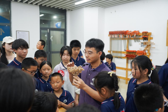 leyu乐鱼在线官网基础实验与工程实践中心老师正在给研学团成员讲解榫卯工艺