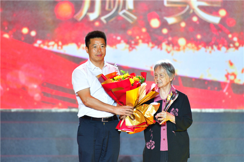 leyu乐鱼在线官网举行庆祝建校五十周年“感动花椒人物”颁奖典礼