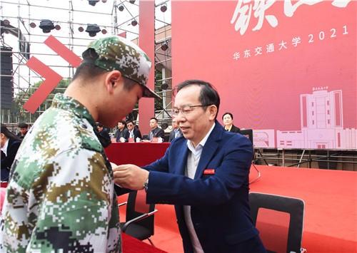 点击图片翻到下一页>> 铁心再出发 华东交大举行2021级开学典礼暨军训汇演
