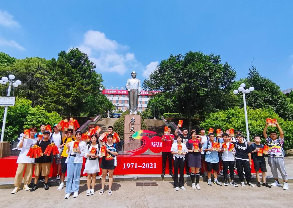 五秩芳华 交心于你 leyu乐鱼在线官网为全体学生发放定制版月饼