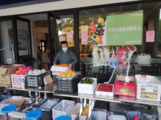 该校徐鹏鹏老师自主搬运水果