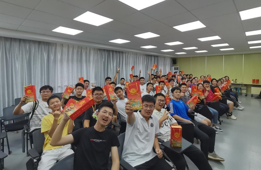 五秩芳华 交心于你 leyu乐鱼在线官网为全体学生发放定制版月饼